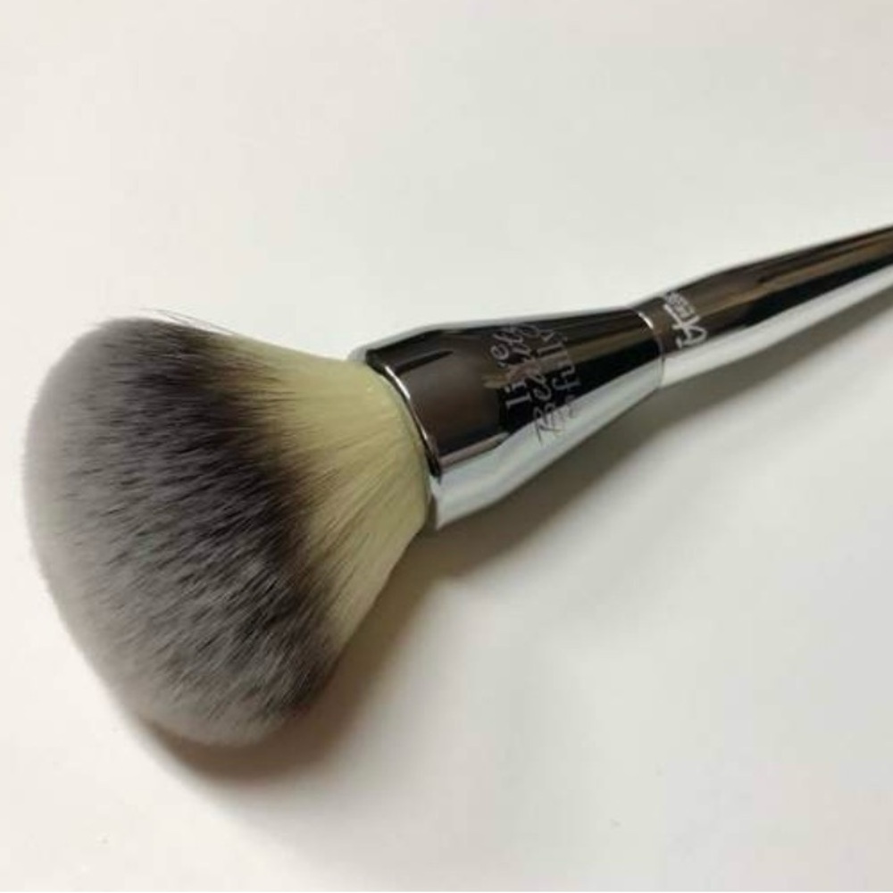 It Cosmetics Love Beauty Powder Brush 211 - Picture 3 of 6
